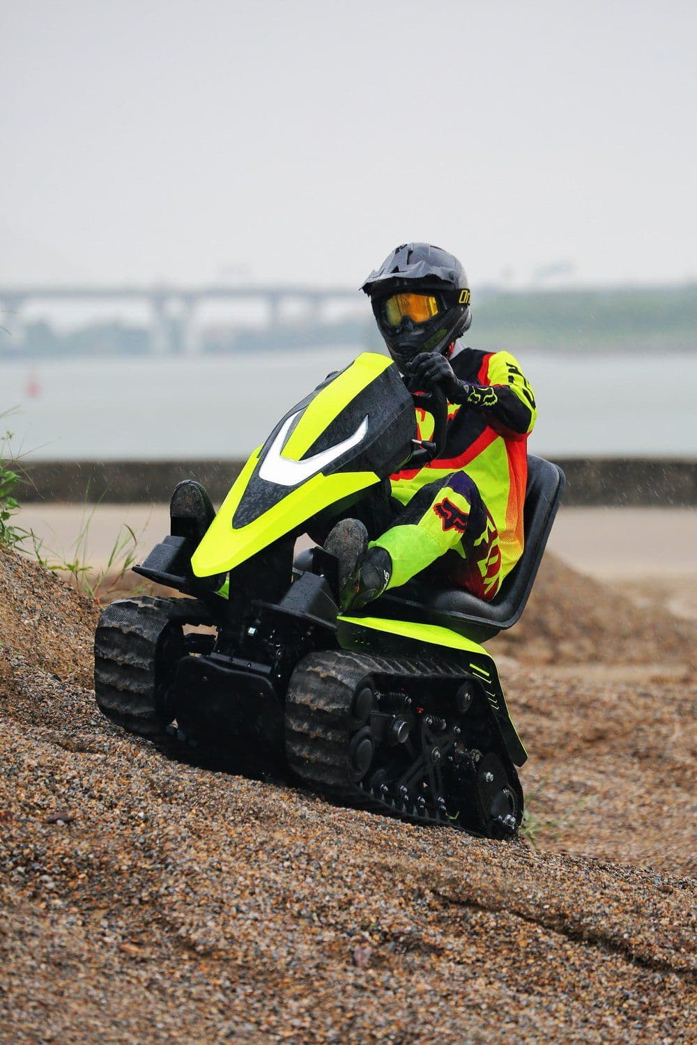 ఫ్యాక్టరీ 72V లిథియం బ్యాటరీ స్నోమొబైల్ ఎలక్ట్రిక్ ట్రాక్డ్ వెహికల్